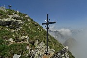 63 Piccola croce poco sotto la grande croce di vetta
